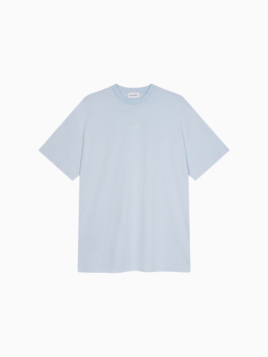 Boyfriend-T-Shirt in hellblau von OH APRIL