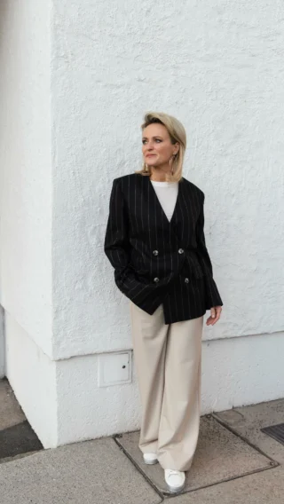 Entdecken Sie den perfekten Mix aus zeitloser Eleganz und moderner Lässigkeit: der edle @aninebingofficial Blazer in Nadelstreif kombiniert mit cremefarbenen Wide-Leg-Pants und sportiven Sneakers schafft einen mühelosen Look für jeden Anlass. 🤍🥂

Modern, raffiniert & mühelos tragbar - perfekt für jede Gelegenheit. ✨

Jetzt erhältlich bei REYERlooks - im Store und Online-Shop. Lassen Sie sich inspirieren und finden Sie Ihren neuen Lieblingslook. 🖤

#outfitdetails 👇🏼
Blazer & Longsleeve: @aninebingofficial 
Wideleg-Hose: REYER 
Sneakers: @goldengoose 
Tasche: @naghedinyc 

#reyerlooks #reyer #fashioninspo #fashionlover #aninebing #blazerlover #widelegpants #urbanstyle #streetwearfashion #fashiontrends #fashionaddict #fashioncommunity #reels #fashionreels #whatiwore #shopthelook #discoverunder10k #ichkauflokal #everdaylook #casualchic #effortlesschic