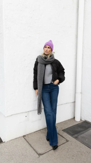 Casual und dennoch stilvoll: Dieser Look kombiniert zeitlosen Denim mit einer trendigen Puffer-Jacke und raffinierten Accessoires. Die lilafarbene Mütze setzt dabei einen stilvollen Farbakzent - perfekt für entspannte Wintertage in der Stadt. 💜

Entdecken Sie den Look im Store und Onlineshop. Wir freuen uns auf Sie! 💫

#outfitdetails 👇🏼
Puffer-Jacke & Schal: @amiparis 
Flared Jeans: @agjeans Pullover: @louloustudio_paris 
Boots: @paopianozero 
Haube: REYER

#reyerlooks #reyer #urbanstyle #casualchic #winterfashion #denimlovers #pufferjacket #stylestatement #outfitinspiration #fashionstyle #fashioninspo #ootd #amiparis #agjeans #fashionaddict #styleguide #streetwearfashion #fashionreels #reelsinstagram #whatiwore #fashionlover #womensfashion #fashiontrends
#fashioncommunity