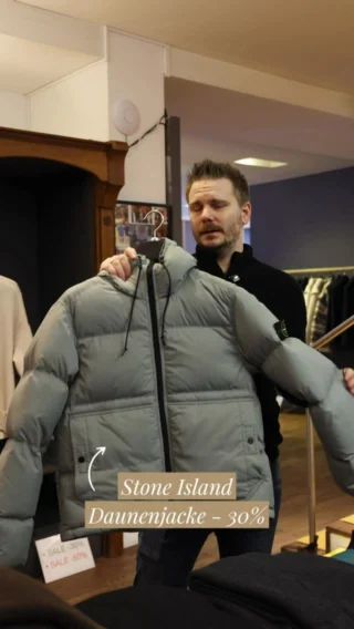 Der Winter wird stilvoller, denn starke Herrenjacken warten jetzt mit satten Preisvorteilen auf Sie ❄️😁

Nach dem großartigen Feedback unseres letzten Reels mit Luki zeigt er Ihnen nun seine persönlichen Sale-Highlights aus der Winterjacken-Abteilung 🧥☃️

Designer-Pieces mit Charakter gibt es aktuell reduziert bis zu -50 % - Qualität, die man sieht und fühlt 💥👀

Entdecken Sie exklusive Marken wie @stoneisland , @cpcompany , @canadagoose und viele weitere Top-Labels direkt bei uns im Store in Hallein ❄️📍

Welche Jacke wäre Ihr Favorit für diesen Winter - klassisch, sportlich oder ein echtes Statement-Piece? 👀🤔

#reyerlooks 

Winterjacken Herren Sale, Designer Winterjacken, Herrenmode Hallein, Fashion Sale, Luxus Streetwear, Stone Island Jacket, C.P. Company Jacke, Canada Goose Parka, Winter Style, High Fashion Men