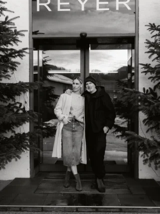 Die finalen Looks im Überblick - gestylt aus ausgewählten SALE-Pieces 🔥✨

Hannes im kompletten @stoneisland Look, kombiniert mit Schuhen von @doucals 🖤

Birgit in @isabelmarant mit @paopianozero Boots - modern, tragbar und zeitlos ✨

Alle Pieces sind exklusiv im Store erhältlich und nur noch in begrenzter Stückzahl verfügbar 🛍️ Better be quick - einige Pieces gibt es nur noch wenige Male 👀

👉🏼 Welcher Look überzeugt Sie mehr - Hannes oder Birgit? 💬🖤

#reyerlooks