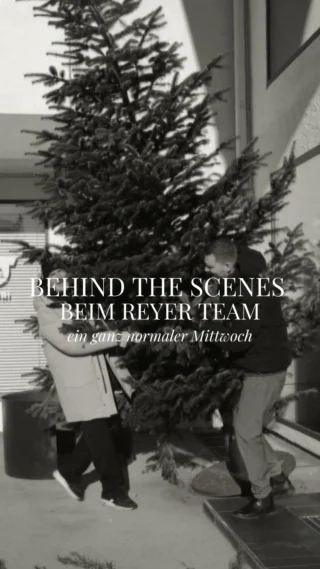 Schwerstarbeit trifft Winter-Chic, wenn Luki & Hannes unsere Christbäume nicht nur abbauen, sondern stilecht zu Feuerholz verarbeiten 🌲🔥

Was nach festlicher Deko aussieht, entpuppt sich im Reel als echtes Workout mit Schleppen, Sägen und einer ordentlichen Portion Sarkasmus 🪵😁

Fashion bedeutet eben auch Einsatz hinter den Kulissen - selbst wenn der Glamour kurz Pause macht und Muskelkraft regiert 💥🖤

#reyerlooks