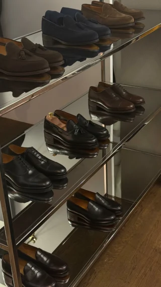 Stil trifft Handwerkskunst - entdecken Sie jetzt den neuen Shoe Corner für Herren bei REYER in Hallein ✨

Hannes präsentiert Ihnen unsere neueste Brand @berwick1707_official und zeigt, wie moderne Eleganz & klassisches Design perfekt verschmelzen 🇪🇸🖤

BERWICK 1707 steht für spanische Schuhtradition,
hochwertige Materialien und zeitlose Styles - handgefertigt, langlebig und einfach stilvoll 🔥

Ob Business oder Casual: Diese Herrenschuhe setzen ein echtes Fashion-Statement 👞 Exklusiv bei uns im Store in Hallein verfügbar ✨

#reyerlooks