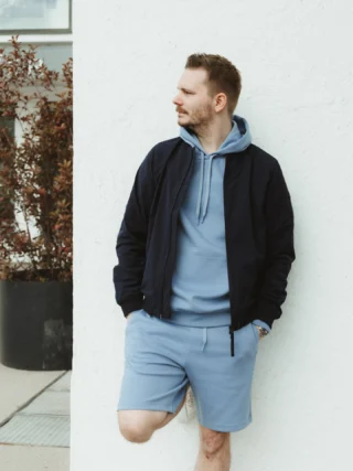 Dieser Look bringt moderne Eleganz und technische Raffinesse perfekt auf den Punkt. 🩵 Luki zeigt, wie die neue @alphatauri Kollektion klare Silhouetten und zeitgemäßen Stil vereint.

🧵 Raffinierte Schnitte treffen auf innovative Materialien - matte und glänzende Texturen setzen spannende Akzente für Damen und Herren. ✨

Von stilvollen Essentials bis zu ausdrucksstarken Statement-Pieces steht jedes Design für funktionalen Luxus mit Anspruch. 🤍 Präzision, Komfort und moderne Sophistication gehen hier Hand in Hand.

Die neue Alphatauri-Kollektion ist ab sofort bei uns im Store in Hallein erhältlich. Entdecken Sie den Look live und lassen Sie sich persönlich beraten. 🛍️

Wir sind gespannt: Welches Detail aus diesem Outfit überzeugt Sie am meisten? 💬 Teilen Sie Ihre
Meinung mit uns und diskutieren Sie gerne mit! ✨

#reyerlooks