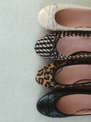 Hat hier jemand Ballerinas gesagt? 👀🌸

Sie sind zurück und bringen den Frühling direkt an Ihre Füße - die @prettyballerinas feiern ihr Comeback mit purer Eleganz 🩰✨

Zeitlos, feminin und absolut im Trend sind diese Styles das Must-have für Fashion-Liebhaberinnen, die Stil und Komfort verbinden möchten 🌸

👉🏼 Sind Sie schon bereit für Ihren persönlichen Spring-Look mit Pretty Ballerinas? 💬🌷

Jetzt bei uns im Store in Hallein sowie im Onlineshop entdecken und den Frühling modisch einläuten 🛍️

#reyerlooks