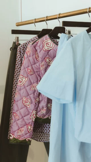 🌸 Spring / Summer 2026 ist da - und wir sind verliebt.

Unsere liebe Babsi nimmt Sie mit durch die neue Kollektion von @odeeh_official - clean, modern und mit ganz viel Liebe zum Detail. 

Die Brand steht für hochwertige Materialien, zeitlose Silhouetten und starke Looks mit Persönlichkeit. Genau das spürt man in jedem einzelnen Piece. ✨

Im Store und auch bald online erhältlich 🛍️ 

👉🏼 Welcher Look ist Ihr Favorit - eher minimal oder Statement? 💬