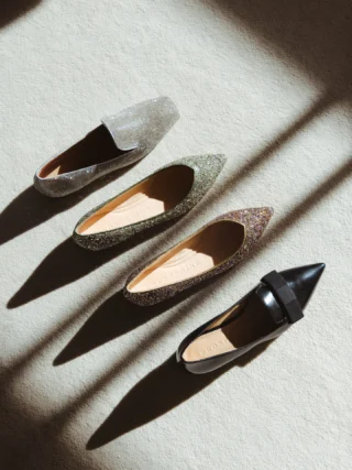 Der Frühling funkelt bei uns ein - die neuen @prosperine_shoes Ballerinas sind da ✨🥿

Glitzernde Details, feminine Silhouetten und echte Fashion-Vibes machen diese Modelle zum absoluten
Must-have der Saison 🌸

Bei uns im Store in Hallein verfügbar & natürlich auch im Onlineshop - perfekt für alle, die Frühlingslooks lieben und Trends sofort tragen möchten 🛍️🌷

Ob klassisch elegant oder mit extra Glam-Faktor: Diese Ballerinas sind DER Schuh für den Frühling und setzen jedes Outfit stilvoll in Szene ✨ Sochern Sie sich jetzt Ihren Favoriten und starten Sie modisch in die neue Saison ❣️

👉🏼 Welches Modell darf bei Ihnen einziehen - lieber dezent chic oder mit maximalem Glanz? 💬

#reyerlooks 

New in, Fashion Focus, Ballerinas, Prosperine, Glitzer, Spring Shoes, Trend Pieces