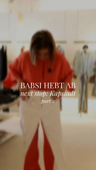 Ready for Take-Off 🌅🧡 Weiter geht’s mit Babsi’s Koffer-Edition Kapstadt ✈️🌊 Teil 2 wird nochmal richtig spannend…

Mehr Farbe, mehr Party-Vibes & vielleicht DAS Piece, das Sie sofort brauchen 😍🔥

Welche Looks sind Ihre Favoriten? 1, 2 oder alle? 👀👇 Sind Sie ready für neue Styles & frische Brands bei REYERlooks? 💫

Schreiben Sie uns Ihr Lieblings-Piece in die Kommentare 💬🖤Alle Styles gibt’s im Store in Hallein & schon ganz bald online 🛍️✨

#reyerlooks