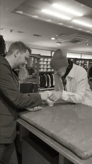 Luki & Hannes haben da was entdeckt… 👀 Marla’s Ideen für neue Videos. Natürlich mussten sie heimlich nachsehen 😌 Anfangs? Eher skeptisch. Aber dann haben sie ein passendes Thema gefunden: Signature Spring Look 🌸🔥

Und plötzlich wird gestylt, kombiniert & ausprobiert.
Wenn Marla schon nicht da ist, übernehmen die beiden eben selbst die Kamera 🎥✨ Aber Hand aufs Herz: Könnten wir in Zukunft wirklich auf Marla verzichten … oder wäre das viiiiel zu langweilig? 😏👇

Welches Styling überzeugt Sie mehr?
🤍 Luki im @alphatauri Anzug mit lässigen @autryglobal Sneakers
🖤 Hannes mit neuer @kiefermann Jacke, @dondupofficial Hose & Top plus @goldengoose Sneakers

Schreiben Sie uns Ihren Favoriten in die Kommentare - Team Luki oder Team Hannes? 👇🔥 Alle Pieces sind exklusiv im Store in Hallein erhältlich 🛍️✨

#reyerlooks