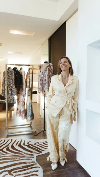 Bunte Vibes aus Brasilien direkt in Ihren Kleiderschrank 🌞🌴✨ Die neue @farmrio Kollektion ist da! 

Babsi zeigt Ihnen den Vanille-Anzug mit Sonne-Mond-Sterne-Print - und wie vielseitig er gestylt werden kann. Ein echtes Highlight der neuen FARM RIO Spring Summer Kollektion 💛🌙

Jetzt bei uns im Store in Hallein & auch bequem im Onlineshop verfügbar 💻🛍️

Welches Styling würden Sie wählen und wie würden Sie den Anzug kombinieren? 💬👀

#reyerlooks #farmrio #spring2026 #springstyle #summerprints