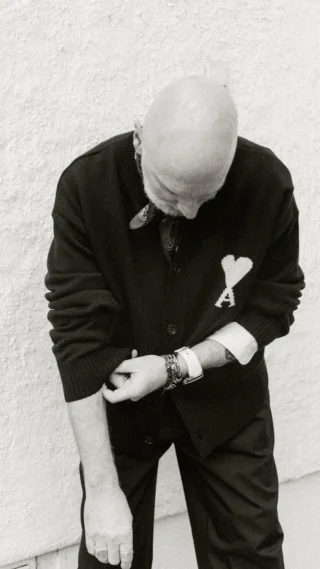 Hannes hat einen absoluten Notfall! 🚨 Heute muss er Marla (und Ihnen!) unbedingt sein Outfit zeigen - das darf man nicht verpassen! 👀

❣️Cardigan von @amiparis 
👖Hose von @kiefermann 
👟Sneakers @goldengoose 
🧣Halstuch von @fornariofficial 

Ein Look, der sofort ins Auge sticht!🖤 Exklusiv bei uns im Store in Hallein verfügbar ✨

👉🏼 Welches Piece würden Sie sich sofort in Ihren Kleiderschrank holen? 💬

#reyerlooks