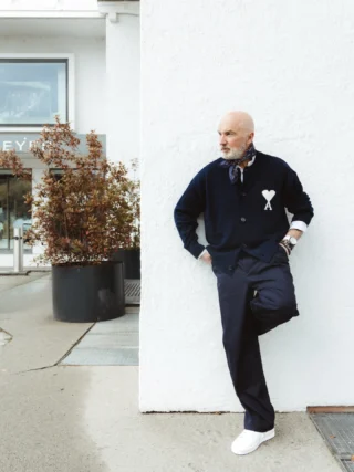 Dunkelblau in Perfektion - Hannes zeigt heute, wie stilvolle Eleganz aussieht! ✨💙

Die neue Lieferung von @amiparis hat es ihm besonders angetan und sorgt für echte Fashion-Inspiration. ✨

Accessoires setzen Akzente: Das Halstuch von @fornariofficial rundet den Look perfekt ab, während die @goldengoose Sneakers für den lässigen Touch sorgen. 👟Die Hose von @kiefermann bringt die moderne Silhouette ins Spiel. 👖

👉🏼 Welche Kombination aus Farben und Accessoires würden Sie selbst wählen, um Ihren Style zu unterstreichen? 🤔✨Wir sind gespannt auf Ihre Meinungen! 💬

📍 Verfügbar jetzt in unserem Store in Hallein - lassen Sie sich inspirieren und entdecken Sie die neue
Kollektion. 💫

#reyerlooks