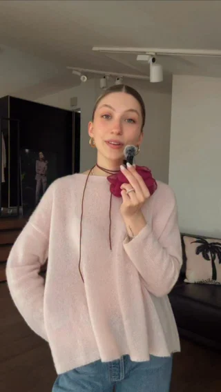 Der Outfit Overthinking Club ist Ihr neuer Rettungsanker für alle „Was zieh ich bloß an?“-Momente - Marla nimmt Sie mit durch echte Styling-Struggles und zeigt tragbare Looks mit Lieblingsstücken aus dem eigenen Kasten ✨

Aus Overthinking wird Outfit-Inspo, aus Chaos vor dem Kleiderschrank ein Look mit Wow-Faktor 💥🪞

In diesem Format bekommen Sie regelmäßig einfache, moderne Styling-Ideen mit Teilen, die (fast) jede von Ihnen schon besitzt - perfekt für hektische Morgen und Fashion-Flauten 🤍 Genau für diese Tage, an denen nichts passt und trotzdem alles gut aussehen soll 💫

Heute am Menü: Denim on Denim - kombiniert mit frischen Highlights aus den aktuellen Spring-Summer-Kollektionen unserer Brands 🩵🌸

Das absolute Statement? Die Zebra-Ballerinas von @paopianozero - Leo war gestern, jetzt ist Zebra dran! 🦓

Outfit Details: 
🩵 Jeans ANNINA von @citizensofhumanity 
🦓 Ballerinas von @paopianozero 
👔 Jeansbluse von @muntheofficial 
👜 Tasche von @giannichiarini 
🖤 Gürtel von D‘AMICO

Bei uns im Store in Hallein verfügbar & bald auch im Onlineshop - schnell verlieben ausdrücklich erlaubt 🛍️

#reyerlooks #outfitoverthinkingclub