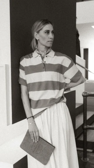 Nordic Vibes sind mehr als ein Trend - sie sind ein Lebensgefühl 🤍✨ Entdecken Sie mit uns einen Skandi Style Look, der Minimalismus, Leichtigkeit und zeitlose Eleganz perfekt vereint 🌿

Clean Lines, hochwertige Materialien und helle Nuancen treffen auf lässige Silhouetten - genau das macht den Skandi Look so besonders 🤎👢

Was bedeutet eigentlich Skandi Style? 🇸🇪✨ Der Look stammt aus dem skandinavischen Raum und steht für reduzierte Farben, klare Schnitte, natürliche Stoffe und mühelose Coolness - ganz nach dem Motto: weniger, aber besser 🤍🌾

Passend zu unserem „the nordic coffee Club x REYER“ Skandi Brunch am 7.3. ab 10 Uhr in Hallein zeigt uns Birgit einen frühlingshaften Look für den perfekten Saisonstart 🌸☕️

Outfit Details: 
🩵 Polo von @muntheofficial 
🪷 Weißer Baumwollrock von @ottodame 
👡 @ugg Boots
💙 Denim Clutch @aninebingofficial 
🐣 REYER Cardigan

Jetzt bei uns im Store in Hallein verfügbar & bald auch im Onlineshop erhältlich 🛍️💻

👉🏼 Sind Sie bereit für einen stilvollen Frühlingsbeginn im Skandi Chic - und wie würden Sie diesen Look kombinieren? 💬

#reyerlooks