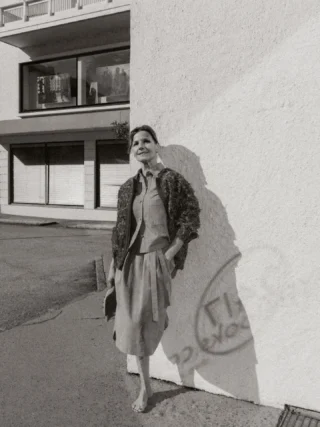 In LOVE mit diesem tollen Look von @odeeh_official 💫 Exklusiv im Store in Hallein erhältlich, bald auch im Onlineshop. 🤍

Jacke, Top & Rock: @odeeh_official 
Pumps: @paopianozero 

#reyerlooks