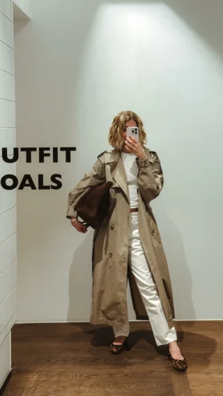 Welcome back im Outfit Overthinking Club 💞 Episode 2 ist da und bringt Frühlingsgefühle direkt in Ihren Kleiderschrank 🌷🤍

Passend zum Wetter draußen zeigt Ihnen Marla einen Look, der simpel wirkt - und trotzdem alles kann ✨
Eine weiße Jeans, klassische Ballerinas, eine Tasche - und der Trenchcoat als echtes Statement-Piece 🧥

Simple Looks auf die 1 - klar, modern und genau richtig für den Alltag zwischen Coffee-Date, Office und City-Run ☕️🌼

Weniger Overthinking, mehr Stilgefühl - so fühlt sich Frühling an 🌸

Natürlich ist alles bei uns im Store in Hallein erhältlich - kommen Sie vorbei & probieren Sie Ihren Frühlingslook direkt an 🛍️✨

👉🏼Sind Sie im Frühling eher Team klassischer Trench oder darf es bei Ihnen auch mal Farbe sein? 💬🌷

#reyerlooks 

Spring Look, Frühlings Outfit, White Jeans, Trenchcoat Style, Minimal Chic, Everyday Elegance, Capsule Wardrobe, Simple Fashion, Ballerinas Trend 💞