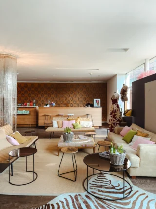 Frühlingsgefühle liegen in der Luft - und in unserem REYER Store in Hallein blüht nicht nur die Mode, sondern das gesamte Lebensgefühl auf. 🌸✨ Mit viel Liebe zum Detail hat Hannes unseren Store wieder
in eine echte Stil-Oase verwandelt und macht Lust auf die neue Saison. 🛍️🌿

Seit jeher steht REYER in Hallein für Qualität, Tradition und exklusive Fashion-Momente - und genau diese Geschichte spüren Sie in jeder Ecke unseres Stores. 🏡💛 Hier trifft langjährige Leidenschaft auf aktuelle
Trends, neue Kollektionen und inspirierende Looks für Ihren perfekten Start in den Frühling 🌷👗

Sind Sie ready für die Saison und haben Ihre Frühlingsfavoriten schon entdeckt? 💬🌼 Teilen Sie mit uns, welche Trends Sie dieses Jahr lieben - wir freuen uns auf den Austausch mit Ihnen! ✨🤍

#reyerlooks #fashionstore #frühlingsmode #springvibes #ichkauflokal