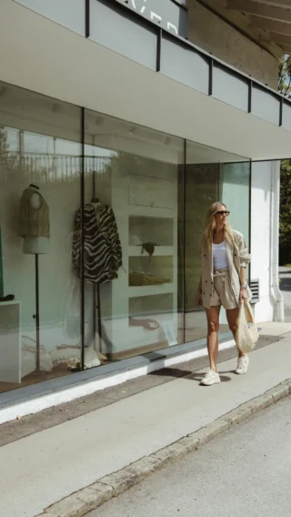 Birgit hat ihren Summer Signature Look gefunden ✨ Und als großer Fan von @isabelmarant war es eigentlich Liebe auf den ersten Blick 🤍

Shorts & passende Jacke als Set, dazu ein cleanes Tanktop und Sneakers - effortless, modern und genau der Look, den man den ganzen Sommer tragen möchte ☀️👟

Easy to wear, aber trotzdem ein echtes Statement ✨
So sieht entspannter French-Girl-Summer bei REYER aus 🤍
 
Das Set ist ab sofort im Store & online erhältlich 🛍️

Wie gefällt Ihnen Birgits Sommer-Look? Würden Sie das Set genauso kombinieren? 👀

#reyerlooks #isabelmarant #summerstyle #sommerlook #fashionreel