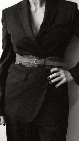 Willkommen im 1. Stock ✨ Heute meldet sich Babsi direkt aus unserem Studio in der Damenabteilung - dort, wo die schönsten Pieces auf Sie warten.

Wir werden oft nach eleganten Abend-Looks gefragt - genau deshalb zeigt Ihnen Babsi heute ihre persönlichen Favorites für besondere Anlässe. Modern, stilvoll und sofort tragbar. ✨

Alle gezeigten Looks sind bereits bei uns im Store erhältlich - kommen Sie vorbei und lassen Sie sich inspirieren 💫

Babsis heutiger Look:
Dondup Hose | Max Mara Bluse | Aeyde Sandalen

Welcher Look ist Ihr Favorit? Schreiben Sie es uns in die Kommentare 👇

#reyerlooks #abendmode