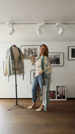 „Marla, ich bin fremdgegangen …“ 👀

Keine Sorge - nur modetechnisch 😉
Unsere Babsi hat sich kurzerhand in unserer Urban-Abteilung verliebt und bringt Ihnen heute ein Label mit, das normalerweise dort zuhause ist: @ikkim.o 🤍

IKKIM’O steht für moderne, selbstbewusste Mode mit internationalem Flair. Die Brand hat ihre Wurzeln in Indonesien und verbindet lässige Urban Styles mit femininen Schnitten und hochwertigen Materialien. Der Fokus liegt auf unkomplizierter Fashion, die sich vielseitig kombinieren lässt und Frauen dabei unterstützt, ihren ganz persönlichen Stil zu unterstreichen.

Die Philosophie?
✨ Mode soll Spaß machen
✨ stilvoll, modern und dennoch alltagstauglich
✨ Pieces, die nicht nur Trends folgen, sondern Persönlichkeit zeigen
✨ Looks, die sich easy von casual zu chic stylen lassen

Genau deshalb lieben wir IKKIM’O so sehr - und Babsi offensichtlich auch 😏

Im neuen Reel zeigt sie Ihnen ihre Lieblingspieces und verrät direkt coole Styling-Möglichkeiten für unterschiedliche Anlässe 😉

Das Beste:
Alle Looks von IKKIM’O finden Sie ab sofort bei uns im Store in Hallein sowie bereits in unserem Onlineshop 🛍️

Jetzt sind wir neugierig:
Welches Piece würden Sie sofort mit nach Hause nehmen - lieber casual, edgy oder doch elegant? 👇

Schreiben Sie es uns in die Kommentare - wir freuen uns auf Ihren Lieblingslook!