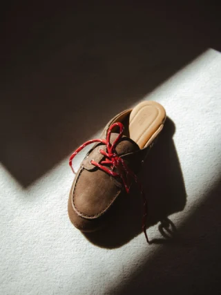 New Label Alert: POSA ❤️‍🔥

Mit @posaofficial präsentieren wir Ihnen ein Luxury-Footwear-Label aus Amsterdam, das für zeitlose Ästhetik, höchste Qualität und italienisch inspiriertes Design steht. Jedes Paar verkörpert einen modernen Lifestyle - minimalistisch, elegant und mit einem klaren Anspruch an Stil statt kurzlebiger Trends. 

Die ikonischen Loafer & Signature-Silhouetten vereinen Vintage-Vibes mit contemporary Coolness - effortless chic und gemacht, um jedes Outfit aufzuwerten. Ein echtes Statement für alle, die Stilbewusstsein neu definieren.

Jetzt neu bei reyerlooks - entdecken Sie Ihre neuen Lieblingsschuhe 👠

Alle Pieces sind bereits in unserem Store in Hallein erhältlich und schon bald auch online verfügbar 🛍️

Welches Modell würden Sie sofort tragen? 👀 Kommentieren Sie Ihren Favoriten & speichern Sie diesen Beitrag für Ihre nächste Outfit-Inspiration! 💬

#reyerlooks #posa