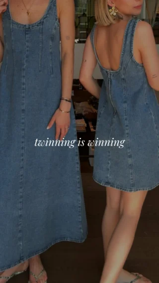 Spring is springing - und dieser Twinning-Look bringt frische Leichtigkeit direkt in Ihren Kleiderschrank 🌷✨

Birgit & Marla zeigen, wie vielseitig die @by_aylinkoenig Jeanskleider sind - ein Style, zwei ganz unterschiedliche Vibes 💫

Birgit trägt die Maxi-Variante für einen eleganten, fließenden Look, während Marla in der Mini-Version auf lässige Coolness setzt ❤️‍🔥

Ob lang oder kurz - Denim bleibt ein zeitloser Frühlingsfavorit und lässt sich perfekt für jeden Anlass
stylen ✨

Jetzt bei uns im Store in Hallein verfügbar 🫶🏻

👉🏼 Welcher Look ist Ihr Favorit - Maxi oder Mini?💬👀

#reyerlooks #byaylinkoenig #denimdress #jeanskleid #twinningiswinning