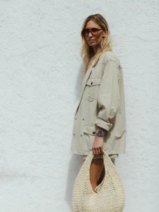 Der perfekte Sommer-Look? Birgit hat ihn gefunden 🤍
Ein Set von @isabelmarant , das einfach alles vereint: effortless Chic, Komfort und diesen coolen Signature-Vibe ✨

Die Kombination aus Shorts & passender Jacke macht den Look besonders modern - mit Tanktop und Sneakers wirkt alles easy, clean und absolut alltagstauglich ☀️👟

Genau solche Looks lieben wir im Sommer: 
schnell gestylt, vielseitig kombinierbar und trotzdem ein Hingucker 🤍

Jetzt im Store & online erhältlich 🛍️
Welches Piece aus dem Look ist Ihr Favorit? 👀

#reyerlooks #isabelmarant #summerstyle #sommerlook #summerwear