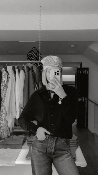 Welcome back im Outfit Overthinking Club! 💞 In Episode 3 bringen wir 90s Energy zurück auf die Straße - clean, minimal und einfach immer gut ✨

Marla holt sich heute Inspiration von einer echten Stilikone: Carolyn Bessette-Kennedy 💫

Bekannt für ihren mühelosen, reduzierten Stil steht sie bis heute für „Effortless Chic“ - klare Linien, neutrale Farben und Looks, die nie zu viel wollen und genau deshalb so gut funktionieren 🤍🕶️ Gerade jetzt wieder total im Fokus - auch durch den Hype rund um die Serie „Love Story“, die ihren ikonischen Style neu aufleben lässt 🎬✨

Marla interpretiert den Look neu: 
Jeans von @citizensofhumanity 
Cardigan von @lisayangcollection 
Tuch von @jacobcohen_official
@prettyballerinas für den perfekten 90s Vibe 

Ein Outfit, das immer funktioniert, wenn Sie nicht wissen, was Sie anziehen sollen - reduziert, aber mit maximaler Wirkung 🖤✨

Natürlich ist alles bei uns im Store in Hallein erhältlich & bald auch online - Ihr 90s Moment wartet schon 🛍️🚀

Wie stehen Sie zu diesem cleanen 90s Look - genau Ihr Stil oder darf es für Sie etwas mehr sein? 💬🖤

#reyerlooks #carolynbessette #carolynbessettekennedy #effortlesschic #outfitoverthinkingclub 

90s Style, Minimal Chic, Effortless Look, Carolyn Bessette Style, Spring Outfit, Everyday Chic, Capsule
Wardrobe, Simple Fashion, Outfit Inspo