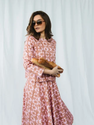 Farben, die sofort gute Laune machen, und Prints, die ins Auge springen - die neue @niu_fashion Kollektion ist ein echtes Statement 🌈✨

Die SS26 Pieces von NIU bringen frischen Wind in Ihre Garderobe und stehen für Individualität, Leichtigkeit und moderne Eleganz 🧡💃

Die Brand NIU stammt aus Italien und verbindet traditionelles Handwerk mit zeitgemäßem Design - produziert wird mit viel Liebe zum Detail und Fokus auf Qualität & Nachhaltigkeit 🇮🇹🧵Bekannt für ihre ausdrucksstarken Prints und lebendigen Farben, setzt NIU auch in der SS26 Kollektion wieder auf mutige Looks, die sofort ins Auge fallen 👗🎨

Jetzt bei uns im Store in Hallein sowie im Onlineshop erhältlich - sichern Sie sich Ihre Lieblingspieces der
Saison 🛍️💻

👉🏼 Welches Piece würden Sie sofort tragen - eher auffällige Prints oder doch dezente Kombinationen? 💬

#reyerlooks #niu #niufashion