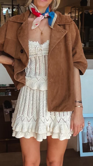 Festival-Vibes, die Sie sofort fühlen - dieser Look schreit nach Sommer, Musik und unvergesslichen
Momenten 🎶✨

Birgit zeigt, wie man auch ohne Ticket schon jetzt stiltechnisch ganz vorne mitspielt - denn Vorbereitung ist alles 😉🔥

Cowboy Boots von @goldengoose für endlose Dance-Moves, ein Häkel-Set von @isabelmarant für den perfekten Boho-Touch und das Overshirt von @studio_ar_ als lässiges Finish - wir lieben diesen
Vibe 🤎

Und das Beste: Der komplette Look ist bei uns im Store erhältlich und bald auch online für Sie verfügbar 🛍️

👉🏼 Sind Sie Team „Outfit steht vor dem Ticket“ oder planen Sie erst das Festival und dann den passenden Look? 💬🎶

#reyerlooks #festivallook #festivaloutfit