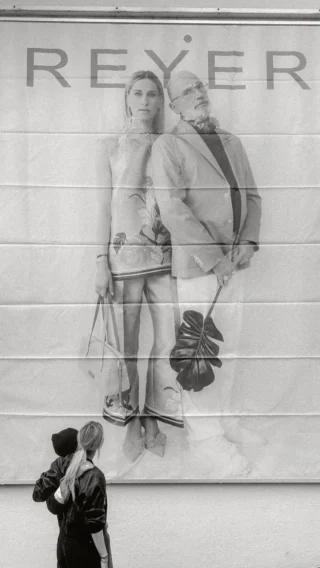 Es ist soweit - die Entscheidung ist gefallen und unser neues Hauswand-Plakat wird endlich enthüllt! 🖤🎉

Mit jeder Menge Einsatz haben Hannes & Luki das Gewinner-Motiv selbst angebracht - und für Unterhaltung ist dabei natürlich auch gesorgt! 😂

Miriam kommentiert das Ganze aus dem Off und kann kaum glauben, dass die beiden wirklich IMMER etwas zu sagen haben - typisch, oder? 🥴😅

Aber genau das macht unseren REYER-Spirit aus: echt, ungefiltert und immer mit einem Augenzwinkern! ✨💥

Das Gewinner-Motiv sehen Sie jetzt live bei uns am Store in Hallein - was sagen Sie dazu? 👀

Gefällt Ihnen die Wahl unserer Community oder hätten Sie sich anders entschieden? Schreiben Sie es uns in die Kommentare! 💬🥰

#reyerlooks