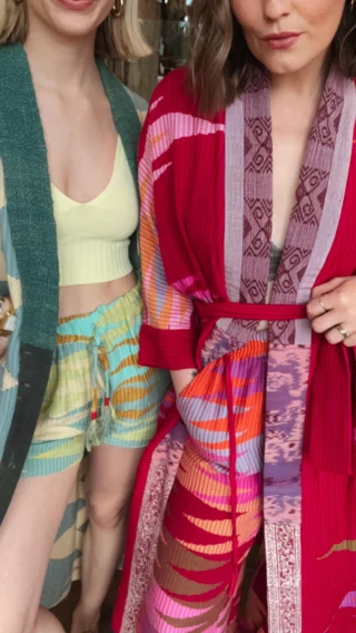 Twinning is winning 🖤✨ Wir lieben starke Looks - und noch mehr, wenn sie im Doppelpack kommen: Marla & Miriam zeigen Ihnen unsere neue Brand @ikkim.o 🔥

IKKIMO steht für moderne Silhouetten, cleane Linien und hochwertige Materialien - perfekt für alle, die minimalistische Fashion mit Statement-Faktor feiern. Die Pieces sind vielseitig kombinierbar und bringen genau den edgy, coolen Vibe, den Sie gerade sucht.

💥 Exklusiv bei uns im Store in Hallein & auch in unserem Onlineshop erhältlich 🫶🏻

Welcher Look ist Ihr Favorit? 👀💬

#reyerlooks #ikkimo