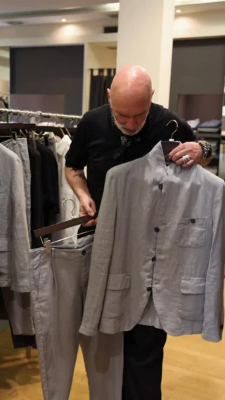 Hannes stellt Ihnen heute eines seiner absoluten Lieblingslabels vor: @hannesroether - und ja, der Name war natürlich sofort ein Match 😉

Die Brand steht für hochwertige Materialien, klare Schnitte und einen modernen, urbanen Look mit Persönlichkeit. Zeitlose Pieces, die sich mühelos kombinieren lassen und jedem Outfit das gewisse Etwas verleihen.

Entdecken Sie ausgewählte Highlights direkt bei uns im Store - alle Pieces sind exklusiv in Hallein erhältlich.

Welches Teil ist Ihr Favorit? 👇

#reyerlooks #herrenmode #menswear #hannesroether