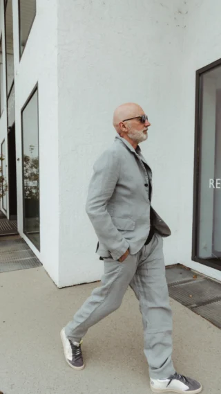 Hannes stellt Ihnen heute eines seiner absoluten Lieblingslabels vor: @hannesroether - und ja, der Name war natürlich sofort ein Match 😉

Die Brand steht für hochwertige Materialien, klare Schnitte und einen modernen, urbanen Look mit Persönlichkeit. Zeitlose Pieces, die sich mühelos kombinieren lassen und jedem Outfit das gewisse Etwas verleihen.

Entdecken Sie ausgewählte Highlights direkt bei uns im Store - alle Pieces sind exklusiv in Hallein erhältlich.

Welches Teil ist Ihr Favorit? 👇

#reyerlooks #herrenmode #menswear #hannesroether