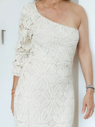 Diese Looks erzählen von Sonne, Leichtigkeit und purem Lebensgefühl ☀️🌿

Ilka nimmt Sie mit durch ihre liebsten Styles aus der neuen @farmrio Kollektion - voller Farben, Prints und positiver Energie 🌺🧡

Jedes Piece der brasilianischen Brand steht für Lebensfreude, Nachhaltigkeit und kunstvolle
Designs - gemacht, um aufzufallen und sich gut anzufühlen 🌎💫 

Jetzt bei uns im Store in Hallein und im Onlineshop verfügbar 🛍️💻

Welcher Look aus dem Karussell ist Ihr Favorit - und wie würden Sie ihn kombinieren? 💬🌸

#reyerlooks #farmrio #summerstyle #summerfashion