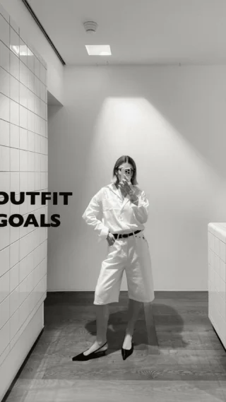 Welcome back im Outfit Overthinking Club - heute wird’s mutiger, moderner und ein bisschen unerwartet ✨

Marla zeigt Ihnen, wie man einen der aktuell spannendsten Trends ganz easy in den Alltag integriert 🖤

JORTS sind zurück - länger geschnittene Jeansshorts feiern ihr Comeback und bringen diesen lässigen 90s/2000s Vibe mit, aber neu gedacht und deutlich cleaner gestylt 🔥

Der Trick: nicht zu casual kombinieren, sondern mit eleganten Pieces brechen - genau da wird’s richtig spannend ✨

Marla kombiniert die Jorts von @loisjeansofficial mit einer weißen Bluse, klassischen Pumps und einer süßen Mini-Glitzer-Tasche von @goldengoose 🖤

Ein Look, der zeigt: selbst „schwierige“ Trends funktionieren, wenn die Balance stimmt 💫

Alles bei uns im Store in Hallein & im Onlineshop erhältlich - ready für Ihren Jorts-Moment 💞

Jetzt ehrlich: Würden Sie Jorts eher casual mit Sneakern stylen oder - wie Marla - elegant mit Heels kombinieren? 💬👀

#reyerlooks #jorts #denimshorts #90srevival