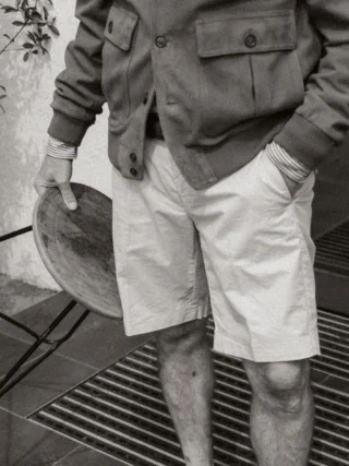 Sommer in der Stadt, aber bitte mit Stil ☀️
Dieser Herrenlook vereint italienische Lässigkeit mit zeitloser Eleganz - perfekt für warme Tage, City Trips oder den nächsten Aperitivo 🍸

Die Kombination aus den @masons_official Shorts, der ikonischen Lederjacke von @valstarofficial , dem Hemd von @doppiaaofficial und den klassischen Bootsschuhen von @sebago_world sorgt für einen modernen Summer Look mit Charakter 🤍

Welches Piece wäre Ihr Favorit? 👀
Team Lederjacke oder Team Bootsschuhe? Schreiben Sie es uns in die Kommentare 👇🏼

Jetzt bei uns im Store erhältlich 🛍️
Vorbeikommen, anprobieren & den perfekten Sommerlook finden.

#reyerlooks #sommerlook #herrenmode #mensstyle #italianstyle