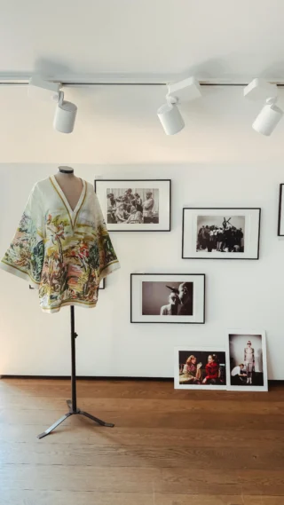 Diese Pieces ziehen alle Blicke auf sich - Babsi zeigt Marla ihre absoluten Lieblingslooks von @alemais.official ✨🍃

Kunst trifft Mode: Ausdrucksstarke Prints, besondere Silhouetten und feinste Details machen jedes Teil zu einem echten Statement 💫

Das australische Label Alémais, gegründet von Designerin Lesleigh Jermanus, vereint Fine-Arts-Einflüsse mit kultureller Inspiration und nachhaltiger Philosophie 🌿🎨

Gefertigt aus natürlichen Materialien und in Zusammenarbeit mit internationalen Kunsthandwerkern steht die Brand für bewussten Luxus und individuelle Eleganz 🌎🧵

Jetzt bei uns im Store in Hallein & im Onlineshop erhältlich - entdecken Sie Ihre neuen Lieblingspieces💞

👉🏼 Welches Piece würden Sie sofort tragen - eher auffällig & bold oder lieber subtil & elegant? 👀💬

#reyerlooks #alemais