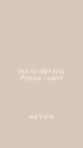 „Das ist aber kein Pyjama?“ 👀😄

Nein - und doch … irgendwie ja schon - und genau das ist der Trend 😉

Unser Luki aus der Herrenabteilung beantwortet heute einen Kommentar aus seinem letzten Reel - und ja, wir mussten selbst ein wenig schmunzeln.

✨Pyjama Dressing ✨ ist längst mehr als nur ein Fashion-Statement: Der Look lebt von entspannten Silhouetten, fließenden Stoffen, soften Materialien und Schnitten, die an klassische Pyjamas erinnern - nur eben absolut straßentauglich und stilvoll interpretiert.

Das Ziel?
Lässig aussehen, ohne dabei auf Stil zu verzichten.
Bequem, modern und mit genau der richtigen Portion Coolness.

Lukis Outfit von @aspesiofficial zeigt perfekt, wie elegant dieser Trend sein kann: hochwertig, entspannt und mit diesem typischen „Ich sehe gut aus, ohne mich angestrengt zu haben“-Vibe 👀

Natürlich finden Sie den Look bereits bei uns im Store in Hallein.

Und ganz ehrlich:
Wir freuen uns immer riesig über Ihre Kommentare unter unseren Videos - auch (oder ganz besonders), wenn Fragen wie „Das ist aber kein Pyjama?“ auftauchen 😄
Genau diesen Austausch lieben wir - denn Mode soll Spaß machen, inspirieren und manchmal auch ein kleines Fragezeichen auslösen.

Was sagen Sie:
Würden Sie den Pyjama-Dressing-Trend tragen - ja oder eher lieber doch nur zuhause? 👇✨

Wir freuen uns auf Ihre Meinung!

#reyerlooks #pyjamastyle #pyjamadressing