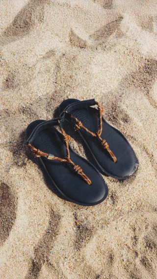 Ein Statement für Ihren Sommer beginnt genau hier - minimalistisch, italienisch und unverkennbar stilvoll ✨👡

Mit @flowze_italy entdecken Sie eine neue Dimension von Design, bei der hochwertige Handwerkskunst auf moderne Ästhetik trifft 🇮🇹🔥

Das markante Kordeldetail zieht sich wie ein roter Faden durch jedes Modell und verleiht jedem Look Charakter und Eleganz zugleich 🧵💫

100% Made in Italy, geschaffen für Bewegung, Leichtigkeit und stilbewusste Auftritte ✨

Jetzt bei uns im Store in Hallein & im Onlineshop erhältlich 🛍️

👉🏼 Welches Modell würden Sie am liebsten diesen Sommer tragen - eher klassisch oder doch ein Statement-Piece? 💬👀

#reyerlooks #flòwze #sommermode #sommerschuhe #summershoes