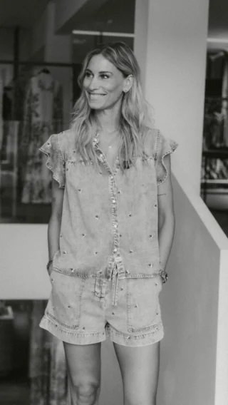 Denim Lovers aufgepasst👖✨ Birgit hat sich sofort in die neue Kollektion von @rails verliebt - und wir verstehen absolut warum. Besonders das Denim Set mit den kleinen Blümchen sorgt für echtes Summer Feeling & einen Look, der sofort ins Auge fällt 🩵🌼

Von Denim-on-Denim bis hin zu vielen weiteren sommerlichen Pieces: Die neue Kollektion bringt lässige Eleganz, unkomplizierte Everyday Looks und ganz viel California Coolness zu uns in den Store ✨

Und das Beste? Das ist längst nicht alles - neben den Denim Highlights warten noch viele weitere Lieblingsstücke auf Sie 🤍

Welches Piece würden SIE sofort tragen? 👀👇🏼
Denim Set - hot or not?

Jetzt im Store & online erhältlich 🛍️

#reyerlooks #rails #denimlook #summerstyle #denimondenim