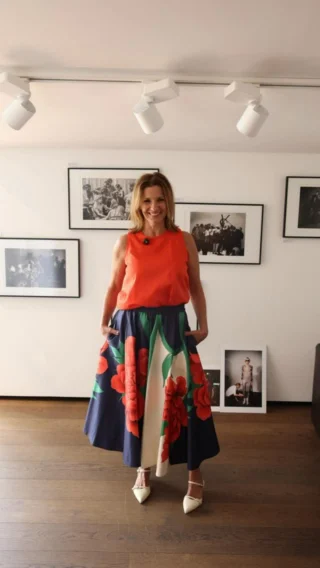 Babsi aus unserer Damenabteilung zeigt Ihnen ihre aktuellen Lieblingslooks ✨💃

Ihre Wahl: zwei besondere Röcke von @ladoublej - die italienische Brand 🇮🇹 steht für ausdrucksstarke Farben, ikonische Prints und außergewöhnliche Designs, die garantiert alle Blicke auf sich ziehen 🌈

Welcher Rock ist Ihr Favorit? 🤍
👉🏻 Look 1 oder Look 2? 
👉🏻 Schreiben Sie es uns in die Kommentare 

Jetzt im Store & im Onlineshop erhältlich 🛍️

#reyerlooks #ladoublej #femininelooks