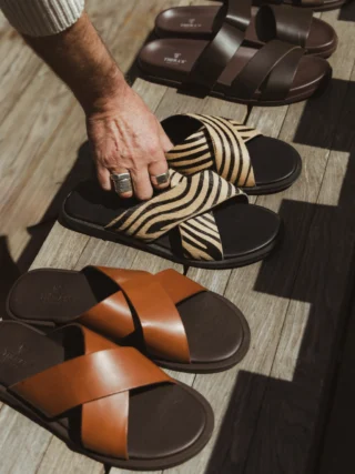 Ein bisschen Italien zum Anziehen. 🌞🇮🇹
Mit @theras_sandals zieht mediterranes Lebensgefühl bei uns im Store ein - minimalistisch, hochwertig und gemacht für entspannte Sommertage. 🍋

Marla hat Hannes jedenfalls dabei erwischt, wie er die neuen Sandalen schon ziemlich gefeiert hat … 😎

Die neuen THERA’S Sandalen sind exklusiv bei uns im Store erhältlich. 🛍️
Welches Modell würden Sie sofort anziehen? 👀

#reyerlooks #sandalen #herrenmode #italianstyle #menswear