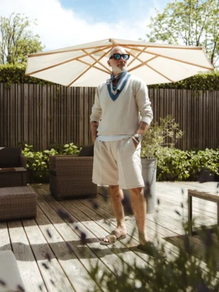 Dolce Vita beginnt mit dem richtigen Look 🌞🇮🇹 Hannes zeigt heute seinen italienisch inspirierten OOTD - entspannt, stilvoll und perfekt für den Sommer in der Stadt oder an der Küste. ✨

Mit dem V-Neck Pullover von @doppiaaofficial , coolen Shorts von @alphatauri und den neuen @theras_sandals Sandalen entsteht ein Look, der nach Italien-Feeling pur aussieht. 🍋🛵

Alle Pieces exklusiv bei uns im Store erhältlich.
Welches Teil ist Ihr Favorit? 👀

#reyerlooks #herrenmode #summerlook #sommermode #italianstyle