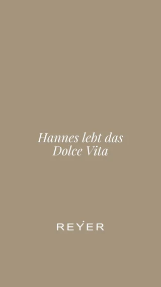 Dolce Vita? Hannes nimmt das scheinbar sehr ernst ... 🍋😎 Marla erwischt ihn jedenfalls ganz entspannt beim Sommer-Feeling zelebrieren - und ehrlich gesagt können wir es ihm nicht verübeln. ☀️

Mit den neuen Sandalen von @theras_sandals zieht sofort italienisches Urlaubsfeeling ein. Das Label steht für hochwertige Handwerkskunst, zeitloses Design und entspannte Eleganz mit mediterranem Flair. 🤍

Hannes hat den Sommer damit offiziell eröffnet.
Und Sie - ready für Dolce Vita? 👀

THERA’S exklusiv bei uns im Store erhältlich. ✨

#reyerlooks #dolcevita #sandalen #sommerstyle #herrenmode
