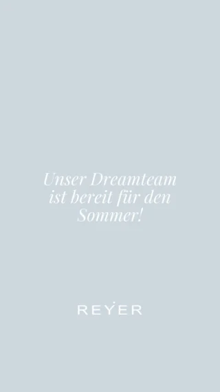 Der Sommer ruft - und Hannes liefert die passenden Looks dazu ☀️ Aus unserer Urban Abteilung präsentiert er heute eine seiner absoluten Lieblingsbrands: @oascompany . Die schwedische Brand steht für entspannte Summer Vibes, hochwertige Materialien, besondere Muster und genau den effortless Look, den man am liebsten den ganzen Sommer tragen möchte.

Aber ein Outfit allein? Nicht genug 😉 Für den perfekten Match-Moment holt sich Hannes noch weibliche Unterstützung: Birgit schlüpft in das passende Kleid - und wir finden: It’s a match! 🤍

Mit diesen Looks könnten die beiden direkt nach St. Tropez spazieren... oder was meinen Sie? ✨

Sie möchten den Link zu Birgits Look? Kommentieren Sie einfach „LINK" und wir schicken ihn Ihnen direkt per DM 💌

Und Hannes' Look? Den gibt's exklusiv bei uns im Store 🖤

Welcher Look ist Ihr Favorit - Hannes oder Birgit? 👇🏼

#reyerlooks #oas #summerstyle #summerfashion #summerlook