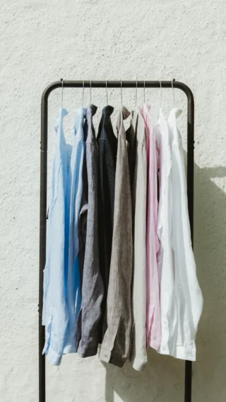 Die Summer Uniform, die immer funktioniert. ☀️

Unsere neuen Leinenhemden von @geraldpahrfashion sind exklusiv bei uns im Store in Hallein erhältlich. Ob mit klassischem Kragen oder modernen Stehkragen - die leichten Naturfasern machen sie zum perfekten Begleiter für den Sommer. 

Welcher Stil ist ihr Favorit? Kragen oder Stehkragen? ✨

#reyerlooks #geraldpahr #leinenhemd #summeruniform #herrenmode