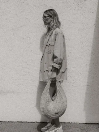 Manche Sommer-Looks brauchen nicht mehr als die richtigen Teile. ☀️

Für Birgit war es dieses Set von @isabelmarant - Shorts und Jacke perfekt aufeinander abgestimmt, dazu ein Tanktop und Sneakers - unkompliziert, modern und mit genau der richtigen Portion Coolness.

Ein Look, der morgens keine Fragen stellt und den ganzen Tag funktioniert. 🤍

Jetzt im Store und online erhältlich.

Sie möchten die Teile direkt shoppen? Kommentieren Sie LINK und wir senden Ihnen alle Produkte bequem per DM zu. ✨

Wäre dieses Set auch Ihr Sommer-Favorit? 👀

#reyerlooks #isabelmarant #sommermode #summerstyle #summerfashion