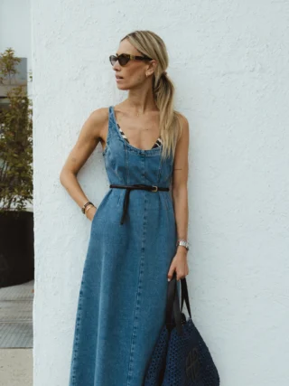 Denim war noch nie so mühelos chic wie in diesem Outfit von @by_aylinkoenig 🤍 Birgit kombiniert das Jeanskleid mit einem Bikini von @lovestoriesintimates für den perfekten Understatement-Summer-Vibe.

Dazu ein Gürtel für die betonte Taille, @tkees für den cleanen Look und eine Tote Bag von @aninebingofficial als stylisches Finish 💫

Jetzt im Store in Hallein erhältlich - dieses Kleid will man nicht mehr ausziehen 👀🫶🏻

#reyerlooks #byaylinkoenig #summerfashion #summerstyles #jeanskleid 

.
.
.
.

KEYWORDS: Summer Outfit, Denim Dress, Fashion Inspiration, Minimal Chic, Boutique Hallein, Streetstyle
Look, Summer Fashion