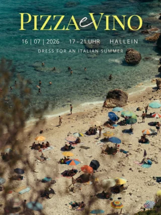 🍕🍷 Dolce Vita hat angerufen - und wir haben abgehoben. 🇮🇹✨

Am 16.07. verwandelt sich unser Store in eine kleine Piazza Italiana voller Genuss, Sommerfeeling und guter Laune. 🍋☀️ Freuen Sie sich auf knusprige Pizza von @la.miaitalia ,spritzige Aperitivi von @alphatauri , cremiges @icezeit Gelato und ganz viel italienisches Lebensgefühl.

Und weil ein italienischer Sommer auch nach einem passenden Outfit verlangt: Dress for an Italian Summer. 🤍✨ Wir können es kaum erwarten, Ihre schönsten Sommer-Looks zu sehen und gemeinsam mit Ihnen einen unvergesslichen Abend zu verbringen.

📍 PIZZA E VINO
🗓️ 16.07.26
🍕 Pizza
🍹 Aperitivi
🍦 Gelato
🎶 Gute Musik
❤️ Gute Gesellschaft

Also: Lieblingslook ausführen, Sonnebrille einpacken und ein bisschen Dolce Vita genießen. A presto bei REYER! 🇮🇹✨

#reyerlooks #pizzaevino #italiansummer #aperitivotime #dolcevita